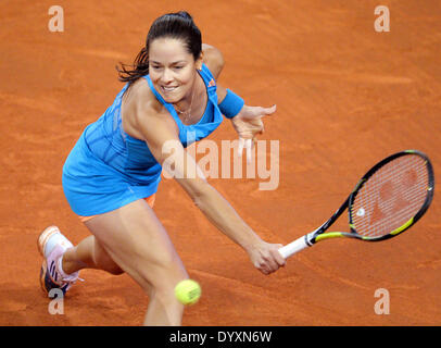 Stuttgart, Germania. 27 apr 2014. Ana Ivanovic di Serbia in azione contro Maria Sharapova durante la partita finale del WTA torneo di tennis a Stoccarda, Germania, 27 aprile 2014. Foto: BERND WEISSBROD/dpa/Alamy Live News Foto Stock