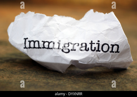 L'immigrazione del testo su un foglio di carta Foto Stock
