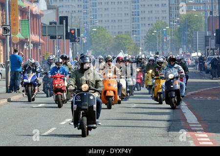 Manchester, Regno Unito. 27 apr 2014. Una cavalcata di motociclisti e scooterists portano il St George's Day Parade lungo Oldham Road sulla sua strada attraverso il centro di Manchester. St George's Day Parade Manchester, UK 27 aprile 2014 Credit: Giovanni friggitrice/Alamy Live News Foto Stock