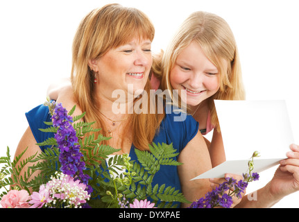 Madre con fiori e una carta dalla sua figlia. Compleanno o per la Festa della mamma concetto. Foto Stock