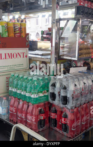 Città del Vaticano, Roma, Italia. 27 apr 2014. bottiglie di acqua - street bar Foto Stock