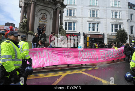 Anti manifestanti fascista la linea della rotta del marzo per Inghilterra Rally in Brighton oggi. Foto Stock