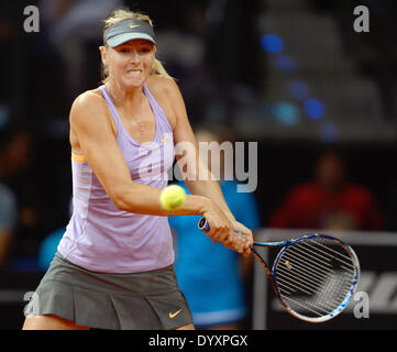 Stuttgart, Germania. 27 apr 2014. Maria Sharapova della Russia in azione contro Ana Ivanovic della Serbia durante la partita finale del WTA torneo di tennis a Stoccarda, Germania, 27 aprile 2014. Foto: DANIEL MAURER/dpa/Alamy Live News Foto Stock