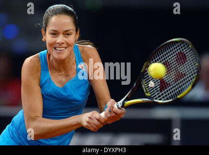 Stuttgart, Germania. 27 apr 2014. Ana Ivanovic di Serbia in azione contro Maria Sharapova della Russia durante la partita finale del WTA torneo di tennis a Stoccarda, Germania, 27 aprile 2014. Foto: DANIEL MAURER/dpa/Alamy Live News Foto Stock