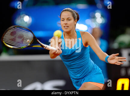 Stuttgart, Germania. 27 apr 2014. Ana Ivanovic di Serbia in azione contro Maria Sharapova della Russia durante la partita finale del WTA torneo di tennis a Stoccarda, Germania, 27 aprile 2014. Foto: DANIEL MAURER/dpa/Alamy Live News Foto Stock