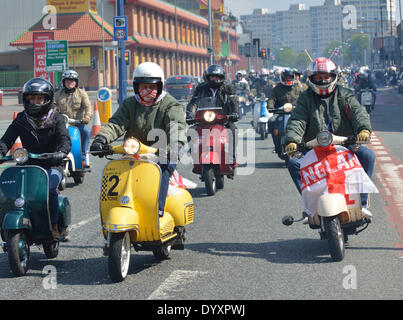 Una cavalcata di motociclisti e scooterists portano il St George's Day Parade lungo Oldham Road sulla sua strada attraverso il centro di Manchester. St George's Day Parade Manchester, Regno Unito, 27 aprile 2014 Foto Stock