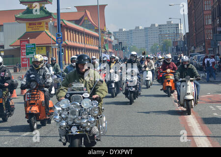 Una cavalcata di motociclisti e scooterists portano il St George's Day Parade lungo Oldham Road sulla sua strada attraverso il centro di Manchester. St George's Day Parade Manchester, Regno Unito, 27 aprile 2014 Foto Stock