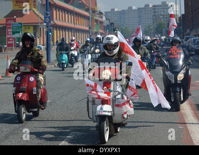 Una cavalcata di motociclisti e scooterists portano il St George's Day Parade lungo Oldham Road sulla sua strada attraverso il centro di Manchester. St George's Day Parade Manchester, Regno Unito, 27 aprile 2014 Foto Stock