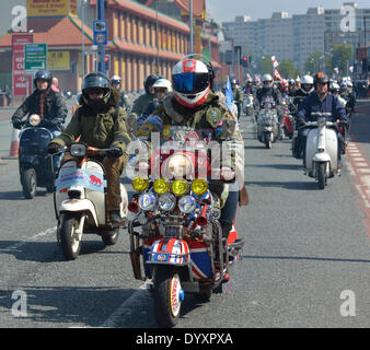 Una cavalcata di motociclisti e scooterists portano il St George's Day Parade lungo Oldham Road sulla sua strada attraverso il centro di Manchester. St George's Day Parade Manchester, Regno Unito, 27 aprile 2014 Foto Stock