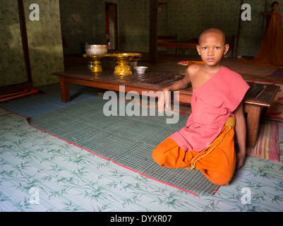 Giovane monaco buddista negli spazi abitativi a Angkor Wat, Siem Reap, Cambogia Foto Stock