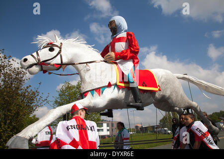 Manchester, Regno Unito 27th aprile 2014. Un grande drago meccanico in argento, gigantesco e sovradimensionato, in metallo, durante le celebrazioni del fine settimana di St George. L'evento che si tiene in Albert Square e Piccadilly è l'estensione dell'annuale Saint George's Day Parade e un'impresa per contribuire a celebrare il Santo Patrono d'Inghilterra, con molte attività e artisti. Manchester abbraccia i giorni in cui sia i festival nazionali che le sfilate mirano a riunire la città e a fornire ai mancuniani un evento in cui vengono celebrate diverse identità nazionali. Foto Stock