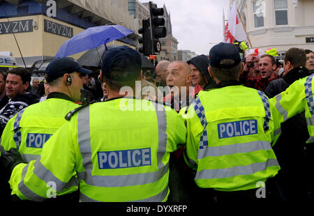 Problemi di razzi a marzo per Inghilterra Rally in Brighton oggi.Circa un centinaio di persone hanno preso parte al rally che ha causato gravi disagi in città con una massiccia presenza di polizia cercando di mantenere anti manifestanti fascista lontano dai dimostranti Foto Stock