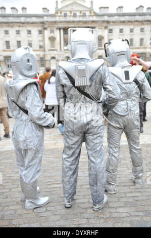 La Somerset House, London, Regno Unito. Il 27 aprile 2014. Tre Cybermen nel Somerset House per la fantascienza di Londra Festival sfilata in costume. Credito: Matteo Chattle/Alamy Live News Foto Stock