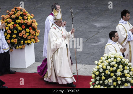 Città del Vaticano il Vaticano. 27 apr 2014. Città del Vaticano il Vaticano '"" 27 aprile 2014: Papa Francesco celebra la canonizzazione come Santi del Beato Papa Giovanni Paolo II e Papa Giovanni XXIII in Piazza San Pietro in Vaticano domenica 27 aprile, 2014. Papa Francesco terrà una storica solenne rito liturgico in Piazza San Pietro nella Città del Vaticano per celebrare la canonizzazione come Santi del Beato Papa Giovanni Paolo II e Papa Giovanni XXIII prima di più di un milione di fedeli provenienti da tutto il mondo. Credito: Giuseppe Ciccia/NurPhoto/ZUMAPRESS.com/Alamy Live News Foto Stock