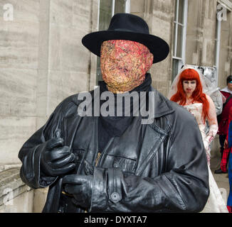 Londra, Regno Unito. 27 apr 2014. Zombie uomo Credito: Prixpics/Alamy Live News Foto Stock