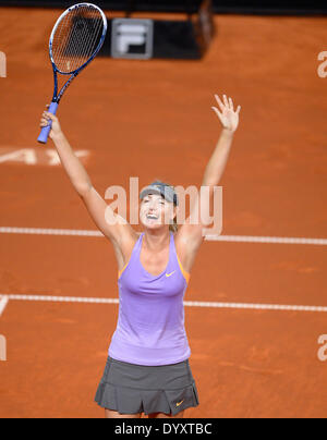 Stuttgart, Germania. 27 apr 2014. Maria Sharapova della Russia cheers dopo aver vinto la partita finale del WTA tennis tournament contro Ana Ivanovic di Serbia a Stoccarda, Germania, 27 aprile 2014. Foto: DANIEL MAURER/dpa/Alamy Live News Foto Stock