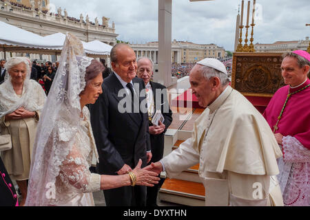 Piazza San Pietro, il Vaticano. Xxvii Aprile, 2014. Canonizzazione dei Santi Giovanni Paolo II e Giovanni XXIII - Papa Francesco con la famiglia reale spagnola ( Re Juan Carlos e la regina Sofia ) Credito: Davvero Facile Star/Alamy Live News Foto Stock