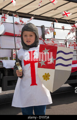 Manchester, Regno Unito 27th aprile 2014. Giovane Mason Mercer, 5 anni alle celebrazioni del fine settimana di St George, un evento per famiglie che si tiene in Albert Square e Piccadilly, un'estensione della Parata annuale di St George e un'impresa per celebrare il santo patrono d'Inghilterra, con molte attività e artisti. Manchester abbraccia i giorni in cui sia i festival nazionali che le sfilate mirano a riunire la città e a fornire ai mancuniani un evento in cui vengono celebrate diverse identità nazionali. Foto Stock