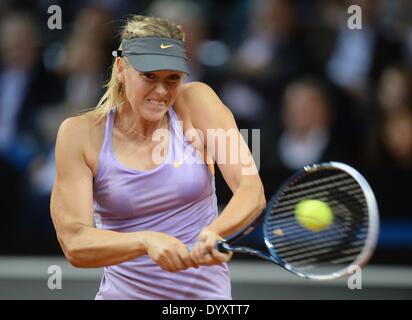 Stuttgart, Germania. 27 apr 2014. Maria Sharapova della Russia in azione contro Ana Ivanovic della Serbia durante la partita finale del WTA torneo di tennis a Stoccarda, Germania, 27 aprile 2014. Foto: BERND WEISSBROD/dpa/Alamy Live News Foto Stock