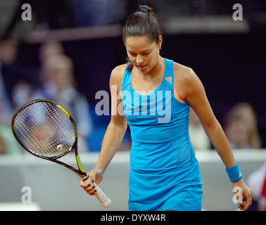 Stuttgart, Germania. 27 apr 2014. Ana Ivanovic di Serbia in azione contro Maria Sharapova della Russia durante la partita finale del WTA torneo di tennis a Stoccarda, Germania, 27 aprile 2014. Foto: DANIEL MAURER/dpa/Alamy Live News Foto Stock