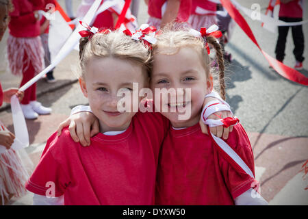 Manchester, Regno Unito 27 aprile, 2014. St George's weekend celebrazioni, una famiglia evento tenutosi in Albert Square e Piccadilly, con un'estensione dell'annuale St George parata e una joint venture per contribuire a celebrare l'Inghilterra del Santo Patrono con molte attività & performers. Manchester abbraccia i giorni quando entrambe le feste nazionali e parate hanno lo scopo di portare la città insieme e fornire Mancunians con un evento in cui le diverse identità nazionali vengono celebrati. © Cernan Elias Foto Stock