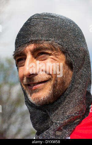 Manchester, Regno Unito 27 aprile, 2014. St George's weekend celebrazioni, una famiglia evento tenutosi in Albert Square e Piccadilly, con un'estensione dell'annuale St George parata e una joint venture per contribuire a celebrare l'Inghilterra del Santo Patrono con molte attività & performers. Manchester abbraccia i giorni quando entrambe le feste nazionali e parate hanno lo scopo di portare la città insieme e fornire Mancunians con un evento in cui le diverse identità nazionali vengono celebrati. © Cernan Elias Foto Stock