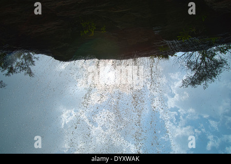 Cascata con sky da sotto Foto Stock