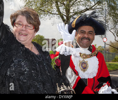 Manchester, Regno Unito 27 aprile, 2014. Sindaco di Manchester presso il St George's weekend celebrazioni, una famiglia evento tenutosi in Albert Square e Piccadilly, con un'estensione dell'annuale St George parata e una joint venture per contribuire a celebrare l'Inghilterra del Santo Patrono con molte attività & performers. Manchester abbraccia i giorni quando entrambe le feste nazionali e parate hanno lo scopo di portare la città insieme e fornire Mancunians con un evento in cui le diverse identità nazionali vengono celebrati. Foto Stock