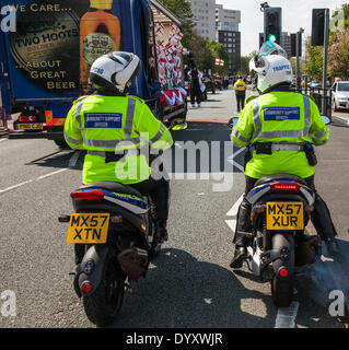 Manchester, Regno Unito 27 aprile, 2014. Traffico comunitario PCSO su motociclette presso il St George's weekend celebrazioni, una famiglia evento tenutosi in Albert Square e Piccadilly, con un'estensione dell'annuale St George parata e una joint venture per contribuire a celebrare l'Inghilterra del Santo Patrono con molte attività & performers. Polizia di Manchester festival nazionali e sfilate con gli ufficiali di motociclette di equitazione. Foto Stock