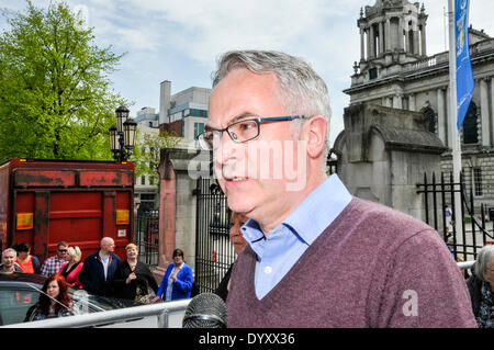 Belfast, Irlanda del Nord. 27 apr 2014 - Alex Attwood MLA risolve una folla a Belfast City Hall Credito: Stephen Barnes/Alamy Live News Foto Stock