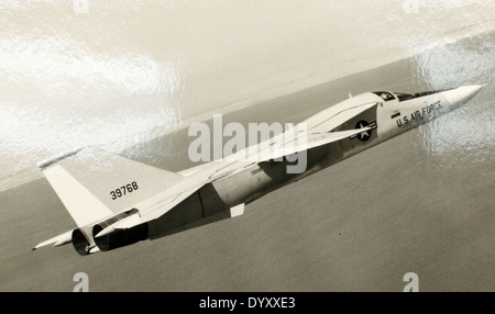 Il General Dynamics F-111A Aardvark, numero di aereo 63-9768, era un versatile aereo da attacco della U.S. Air Force noto per le sue capacità ad ala variabile e supersonica. Servì sia come bombardiere tattico che strategico durante l'era della Guerra fredda. Foto Stock