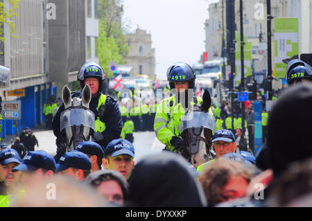 Brighton, East Sussex, UK..27 aprile 2014..Il centro di Brighton è stato fermato questo pomeriggio, mentre la polizia ha tenuto le fazioni rivali a parte. Circa 150 marcher sono stati sopraffati dalla polizia e quelli contrari alla marcia. Foto Stock