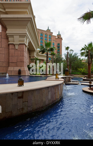 Fontana di acqua all'ingresso all'Atlantis, Il Palm Hotel, Dubai, Emirati Arabi Uniti, Emirati arabi uniti. Foto Stock