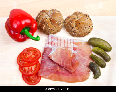 Verdure con prosciutto e ciambelle integrale Foto Stock