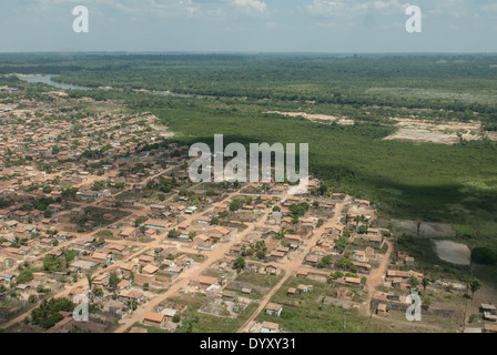 Maraba, Para Stato, Brasile. Vista aerea di abitazioni locali e Tocatins fiume. Foto Stock