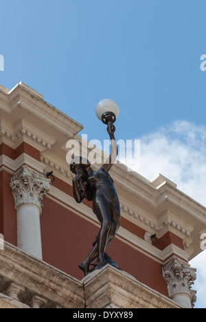 Belem, Para Stato, Brasile. Statua di una ragazza con una lampada, dettaglio sul Teatro da Paz - Teatro di pace. Foto Stock