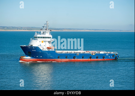 Il Mana Multi Purpose Offshore nave registrata a Singapore la vela in Aberdeen, Scozia. SCO 9064 Foto Stock