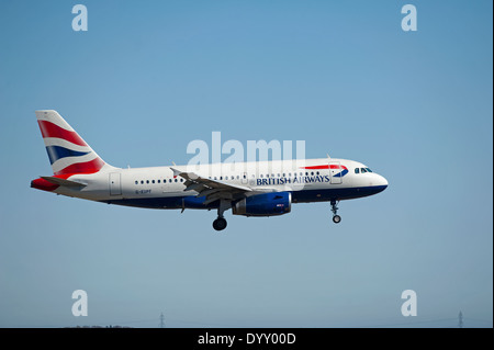 British Airways Airbus 319-131 G-EUPF sul finale di Aberdeen Dyce aeroporto, Scozia. SCO 9070. Foto Stock