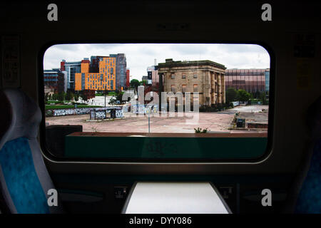 Birmingham, Regno Unito. 27 apr 2014. Il vecchio Curzon Street di Birmingham e la zona abbandonati intorno ad esso è il sito di un progetto di creazione di una nuova stazione se il controverso HS2 collegamento ferroviario è costruito. Questa immagine è stata scattata da un treno che viaggia in Birmingham New Street Station sulla esistente West Coast Mainline. I nuovi edifici in background tutti fanno parte del nuovo lato Est Credito: Richard Franklin/Alamy Live News Foto Stock