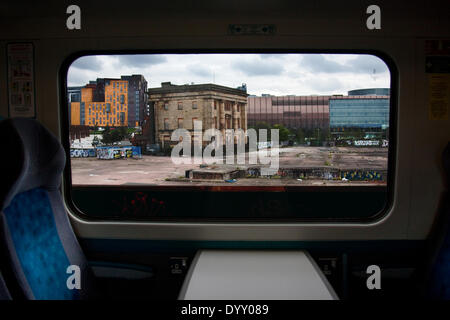 Birmingham, Regno Unito. 27 apr 2014. Il vecchio Curzon Street di Birmingham e la zona abbandonati intorno ad esso è il sito di un progetto di creazione di una nuova stazione se il controverso HS2 collegamento ferroviario è costruito. Questa immagine è stata scattata da un treno che viaggia in Birmingham New Street Station sulla esistente West Coast Mainline. I nuovi edifici in background tutti fanno parte del nuovo lato Est Credito: Richard Franklin/Alamy Live News Foto Stock