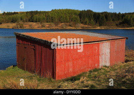 La formazione di ruggine rossa di ferro ondulato barca capannone nel paesaggio di brughiera, Loch Peallach, Isle of Mull, Argyle, Highlands scozzesi,Scozia,UK Foto Stock
