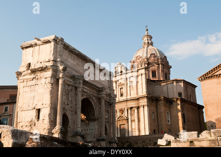 L'Arco di Settimio Severo e la chiesa dei Santi Luca e Martina al Foro Romano Foto Stock