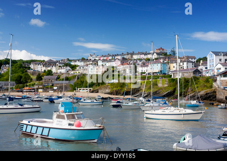 Nuova banchina Cei Newydd Cardigan Bay Harbor e città Mid Wales UK Foto Stock