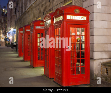 Fila di red K2 le cabine telefoniche di notte Covent Garden Londra Inghilterra REGNO UNITO Foto Stock