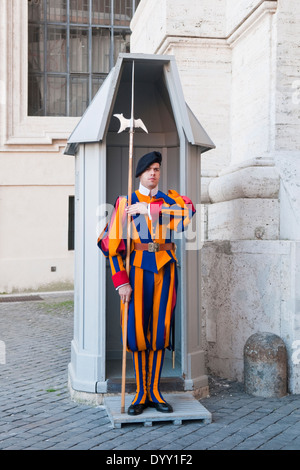 Un membro della Guardia Svizzera Pontificia presso la Basilica di San Pietro a Roma Foto Stock