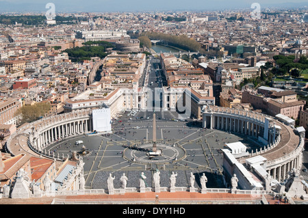 La fantastica vista su Roma e Piazza San Pietro guardando lungo la Via della Conciliazione dalla cupola della Basilica di San Pietro Foto Stock