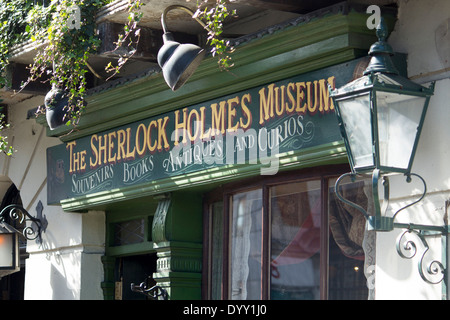 Museo di Sherlock Holmes segno esterno e Baker Street Marylebone Londra Inghilterra REGNO UNITO Foto Stock