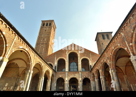 Milano, Sant'Ambrogio facciata di ingresso (vista dal basso) Foto Stock