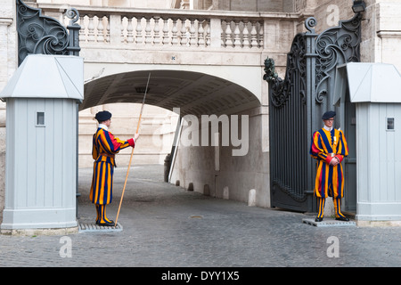 Due membri della Guardia Svizzera Pontificia presso la Basilica di San Pietro in Vaticano Foto Stock