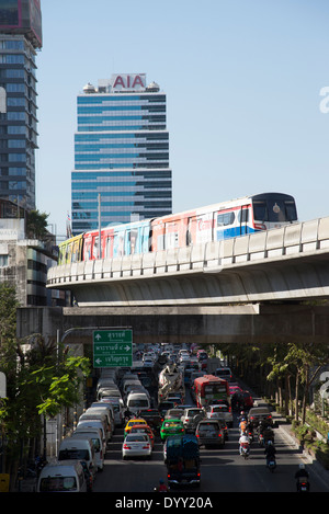 Il transito di massa Skytrain BTS al di sopra di Silom Road a Bangkok in Tailandia Foto Stock